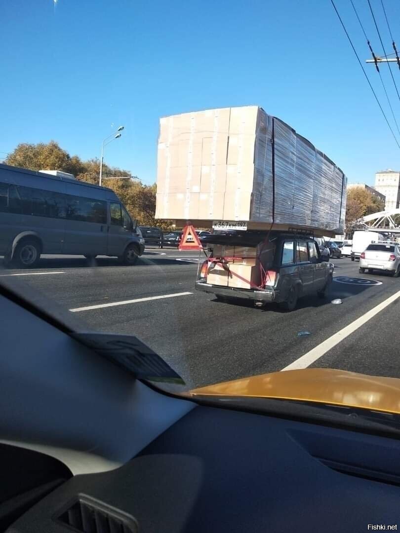 - С вас 300 рублей за доставку