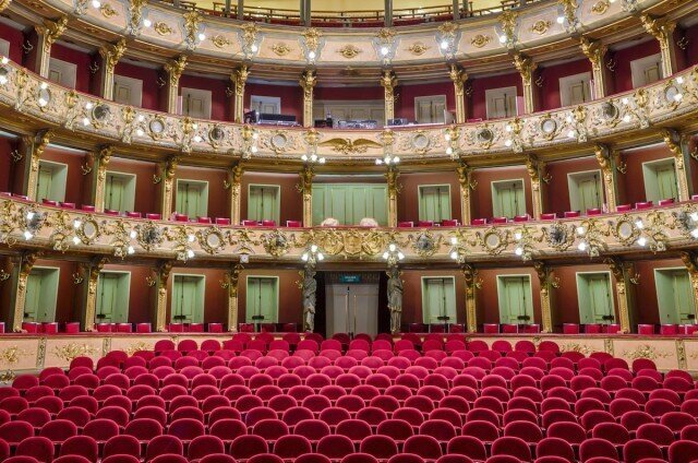 Фотограф показал потрясающие интерьеры оперных театров, какими их видят исполнители