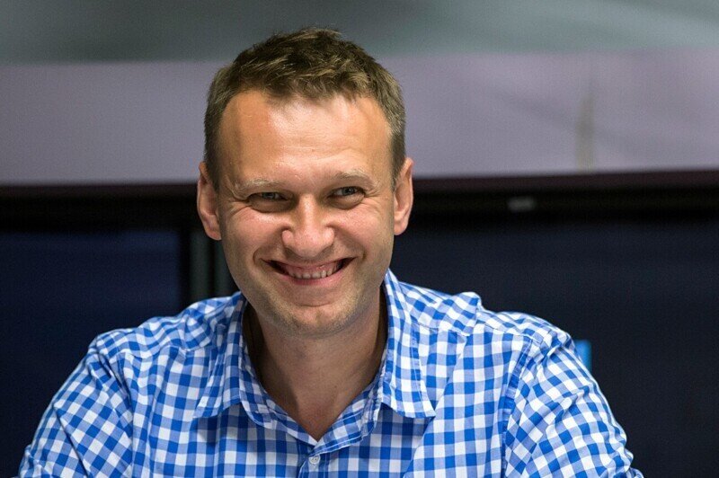Журналист объяснил, почему соратники Навального так настаивали на его перевозке, несмотря на угрозу