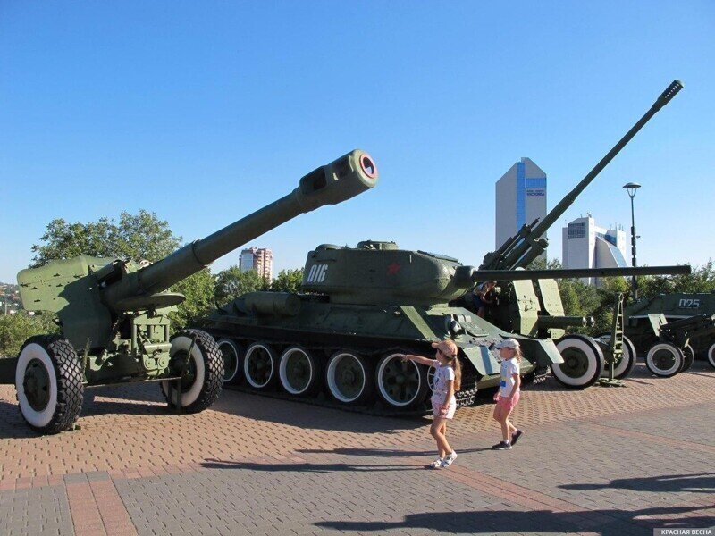 Вместо танков — ретро-трамвайчик. Как отметили День города в Донецке
