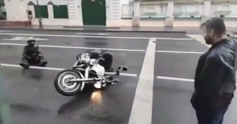 Мотоциклист упал из-за пьяного пешехода