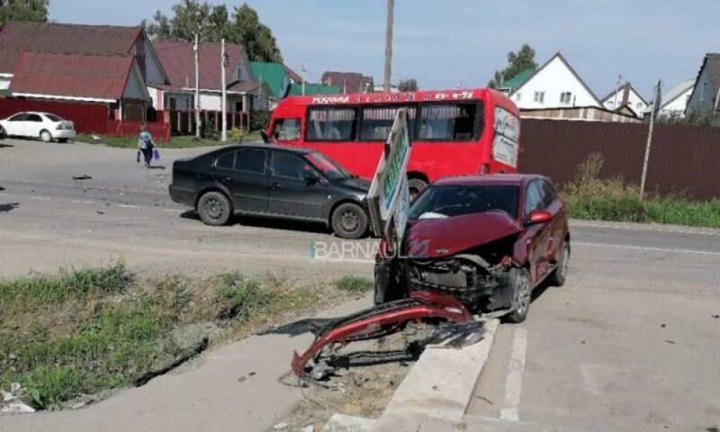 Авария дня. В Барнауле женщина устроила ДТП