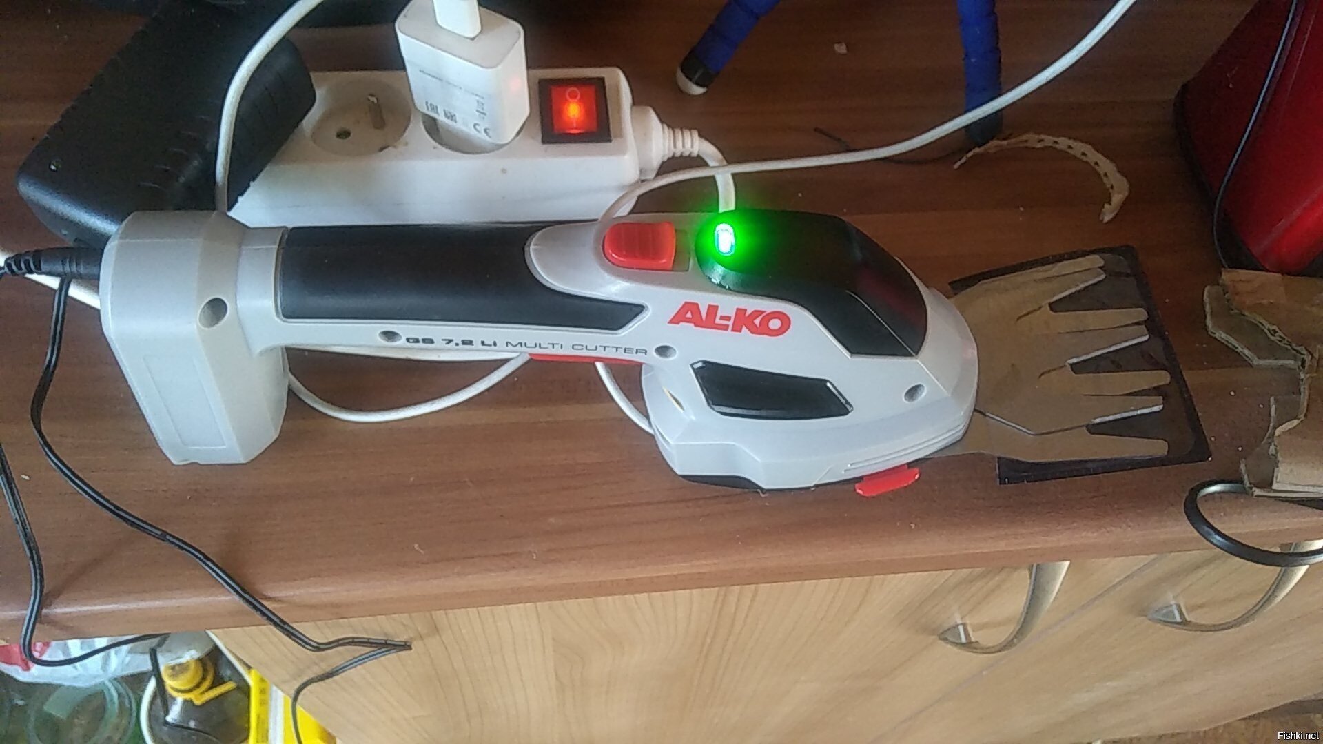 подарил жене