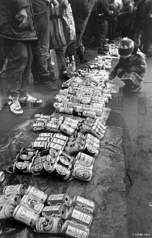Продажа пустых пивных банок на блошином рынке,1991 год