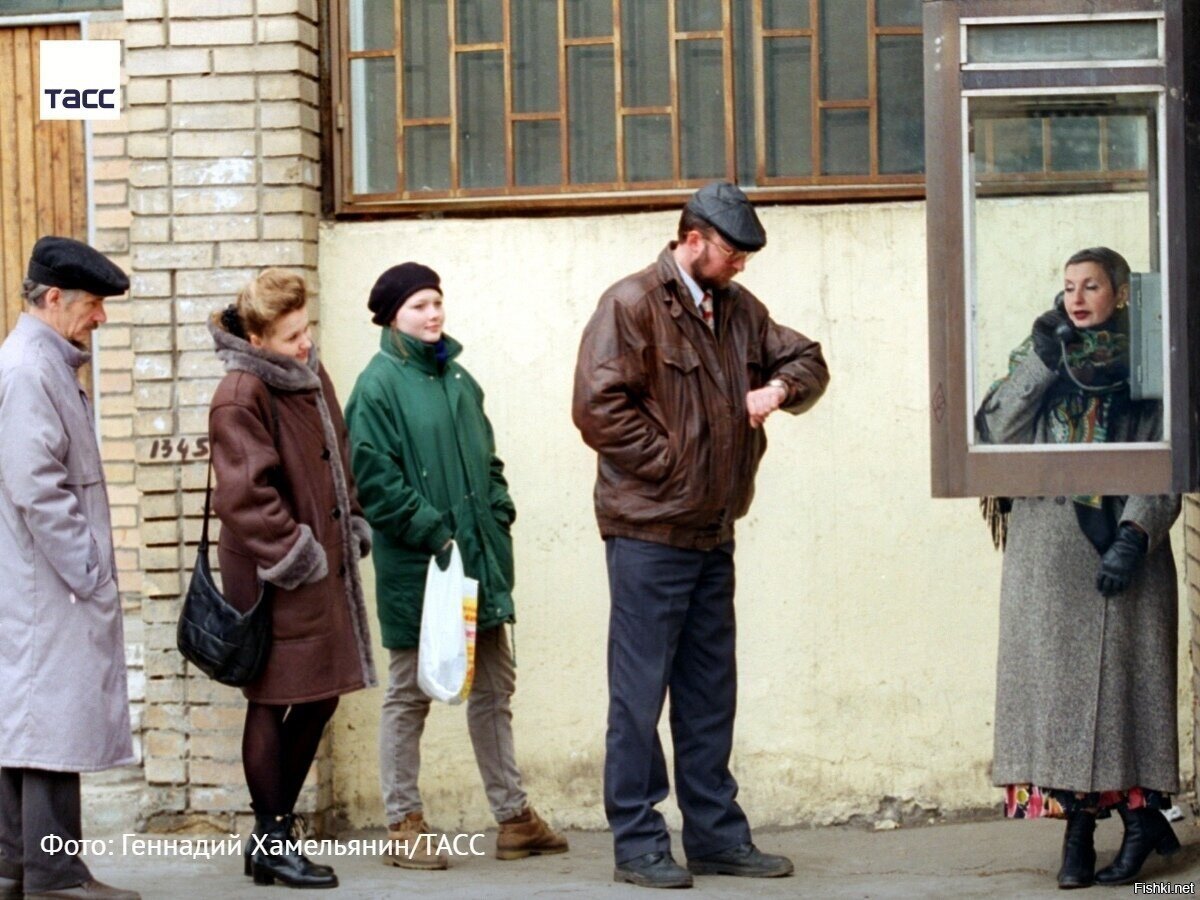 Очередь у таксофона