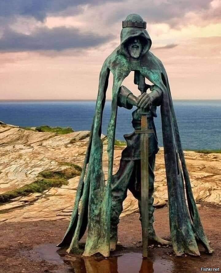 Статуя короля Артура