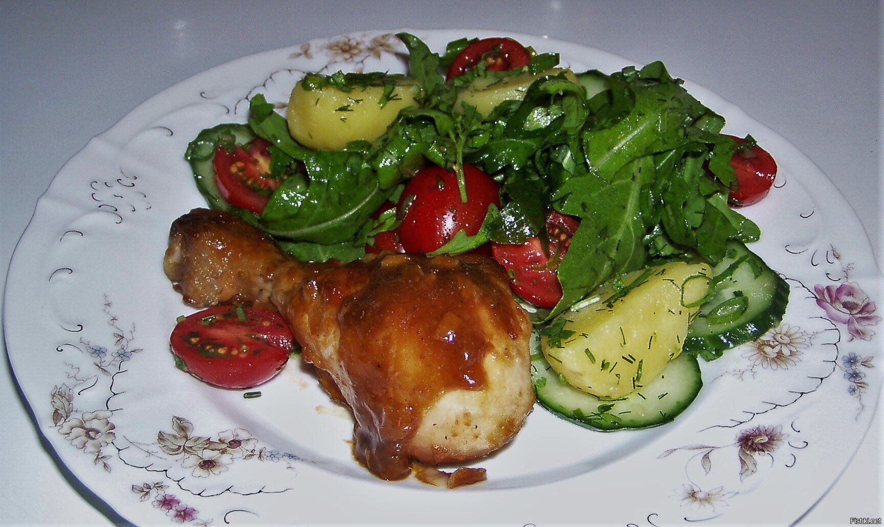 Куриная ножка и салат с кучей зелени