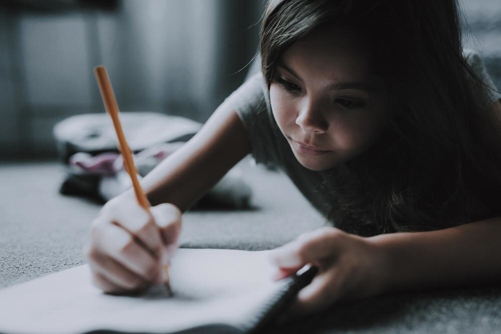 Картина в мрачных тонах: опасно ли, когда ребенок использует для рисования черные цвета?