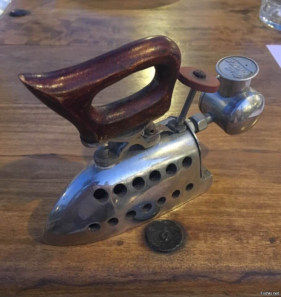 Утюг внутреннего сгорания))) работает на спирте