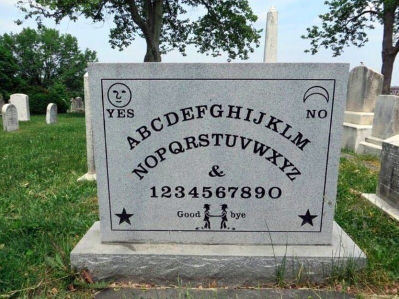 Задняя часть надгробия Элайджа Бонда