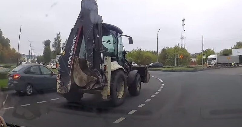 "Гранта" против погрузчика: как не следует выезжать с кругового движения