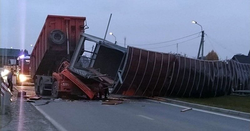 Авария дня. Под Екатеринбургом самосвал снес пешеходный мост