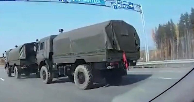 КамАЗы на жесткой сцепке: ДТП с двумя военным грузовиками в Екатеринбурге