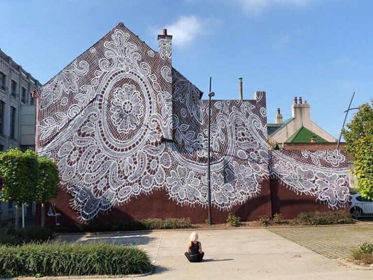 В Польше художница украсила здания кружевами