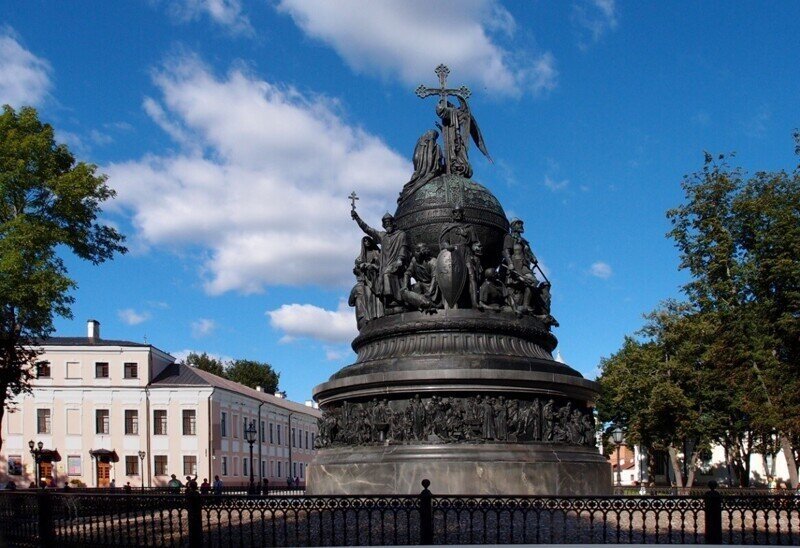 Кого нет на памятнике «Тысячелетие России» в Новгороде?