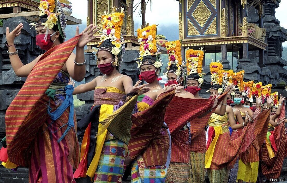 Выступление танцоров в храме на фоне вспышки коронавирусной болезни на Бали
