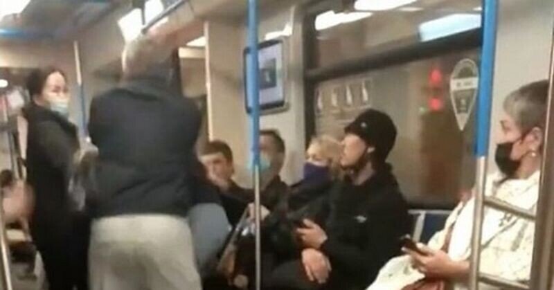 В московском метро пассажир попытался атаковать кашлявшую женщину без маски