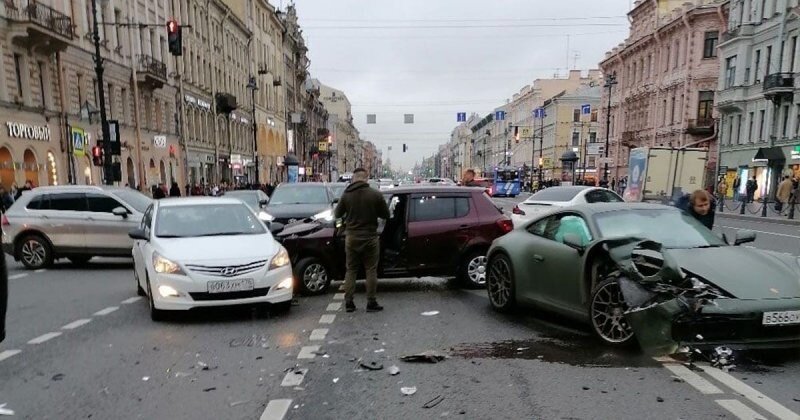 Авария с участием дорогого «Порше» на Невском проспекте в Санкт-Петербурге