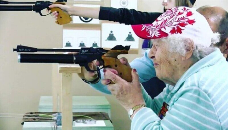 "Железная бабушка" 98 лет установила 12-й рекорд России по пулевой стрельбе