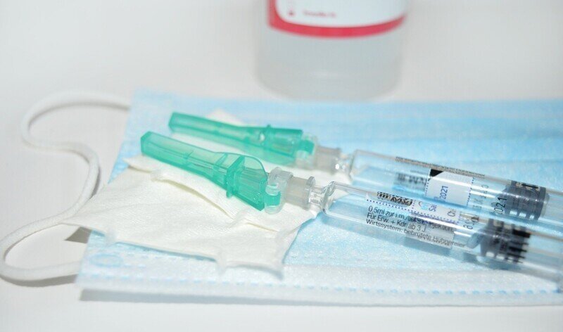 В РФ зарегистрирована уже вторая вакцина от коронавируса, третья на очереди
