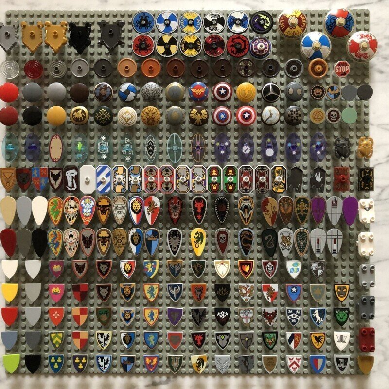 Полная коллекция всех когда-либо созданных щитов LEGO