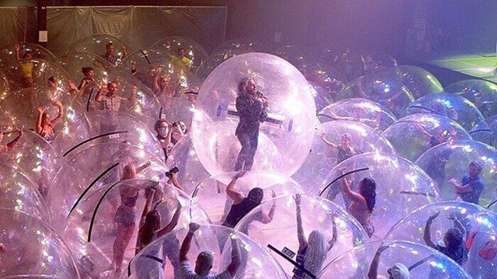 Рок-группа The Flaming Lips устроила "концерт в пузырях" для соблюдения дистанции