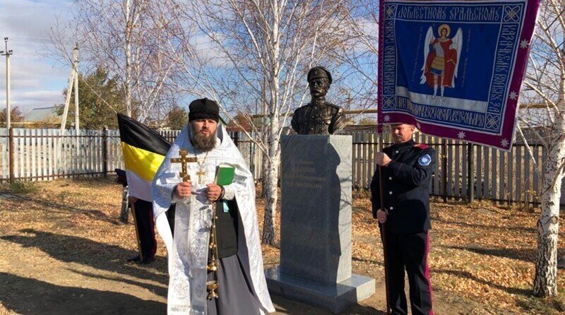 «Надо браться за топор»: внучку Чапаева возмутил памятник убийце ее деда