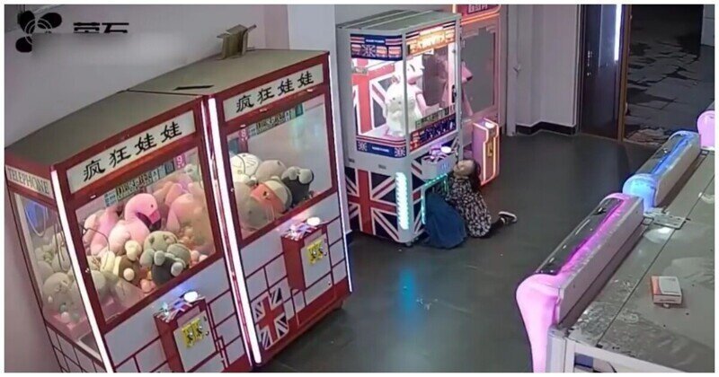 Девочка застряла в автомате с игрушками при попытке обокрасть его