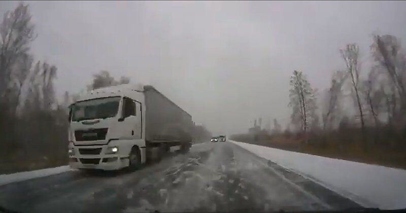 Водитель избежал столкновения с фурой, улетев в кювет