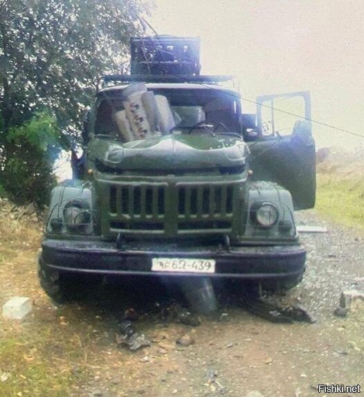 Огромная ракета насквозь пробила военный грузовик, вошла в землю на несколько...