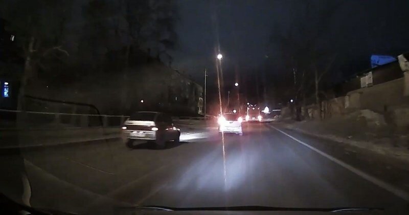 Водитель ВАЗа обесточил фонарный столб в Братске 