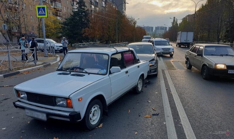  Эх, дедушка: в Волжском пенсионер на ВАЗе сбил женщину с двумя детьми