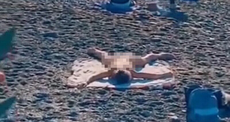 Звезда пляжа: девушка загорает в Сочи без одежды