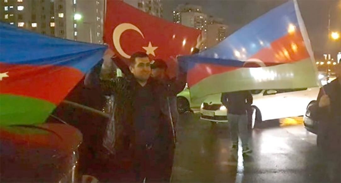 Азербайджанские и турецкие флаги на московских улицах