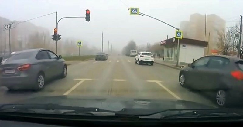 Стадный инстинкт: автомобилисты из Татарстана тронулись на красный свет