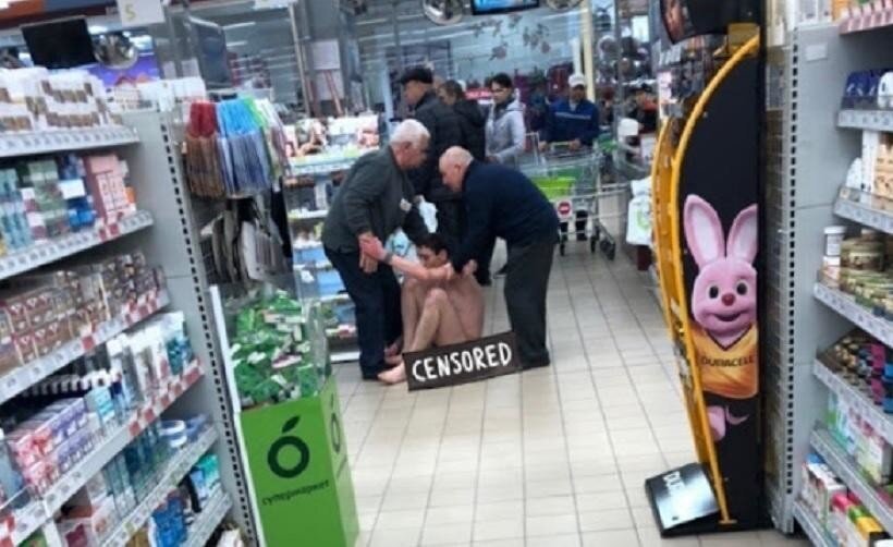 В супермаркете Москвы голый совершил дерзкое нападение на прилавок с фруктами и попал на видео