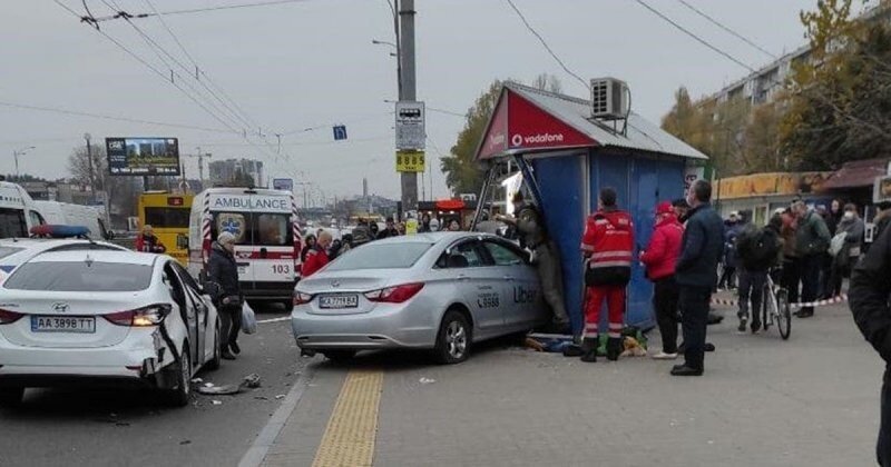 Авария дня. Такси врезалось в остановку с людьми