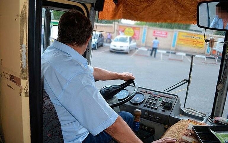 Российских водителей автобусов, чтобы не засыпали за рулём, обяжут использовать браслеты 