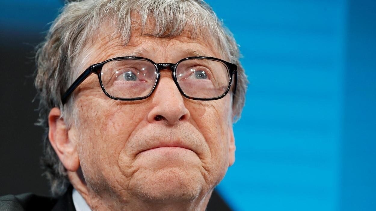 Билл Гейтс заявил, что те, кто не хочет носить маски, напоминают ему голых на пляже 