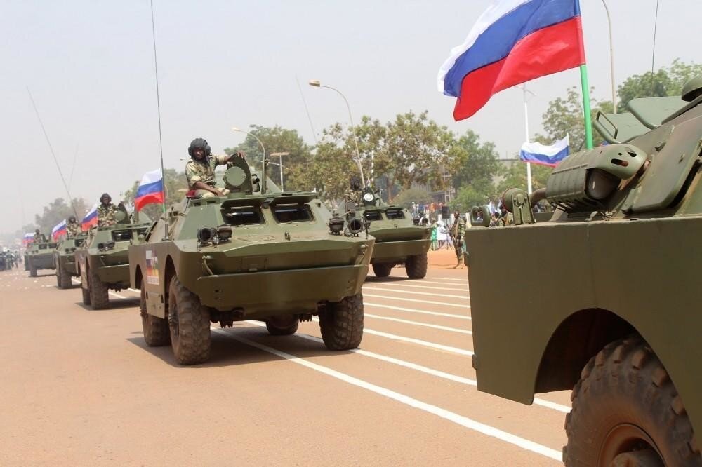 В Африке заметили бронетехнику под российским флагом, а приглядевшись, ещё и нашу ЧВК