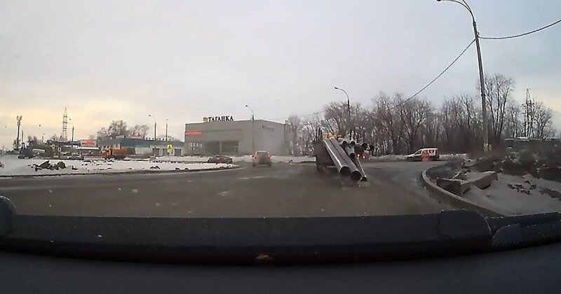 О пользе соблюдения дистанции: в Тольятти грузовик рассыпал на дорогу многотонные трубы