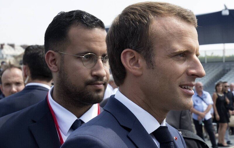 Эммануэль Макрон изучает Кама-Сутру со своим охранником