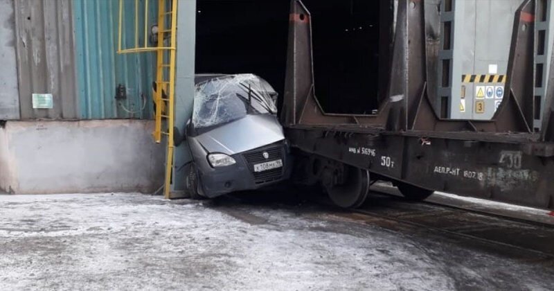 На заводе в Каменске-Уральском грузовой железнодорожный состав расплющил «ГАЗель»