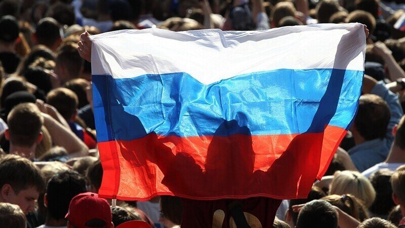 «Арест» российского флага в Донецке: спустя 15 лет полотнище вернули