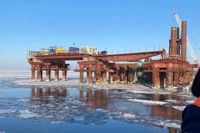 На строительстве климовского моста упал кран в Волгу. Есть погибшие