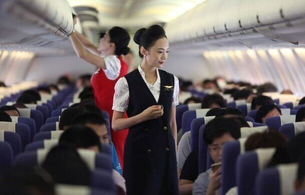 Китайским стюардессам велели надевать памперсы на время полета