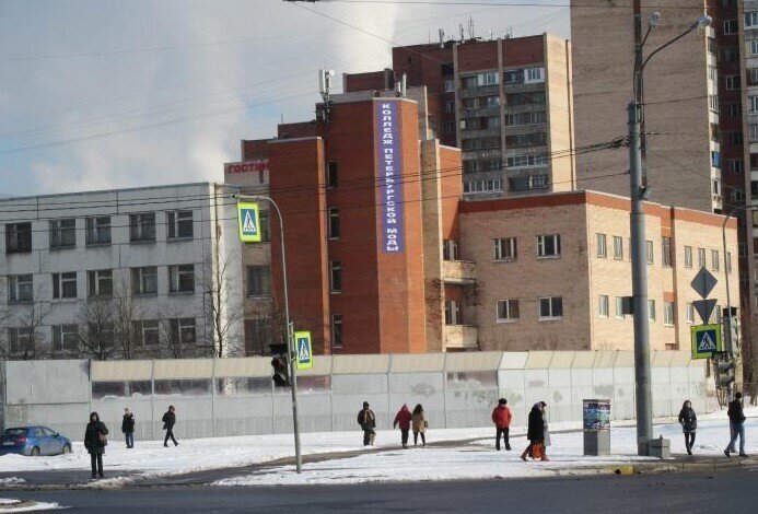 В Питере не видят целесообразности в антиковидных мерах, а страдают студенты