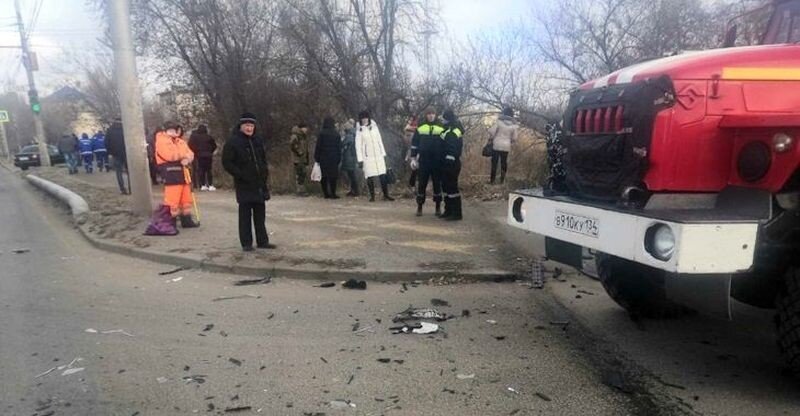 Авария дня. В Волгограде такси с пассажиром улетело в овраг после ДТП