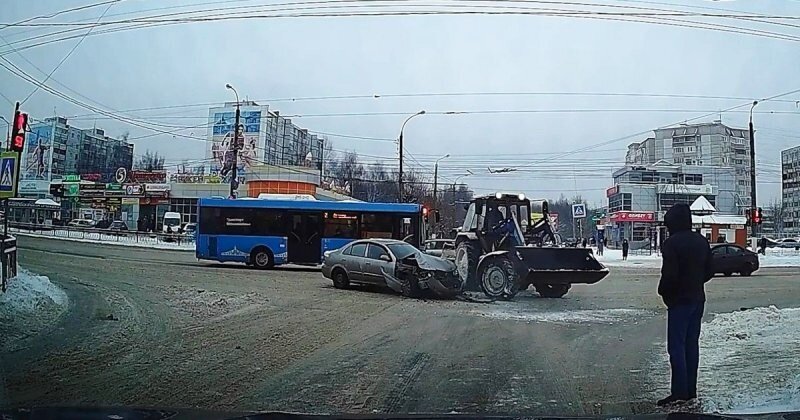 Столкновение легковушки с трактором в Твери