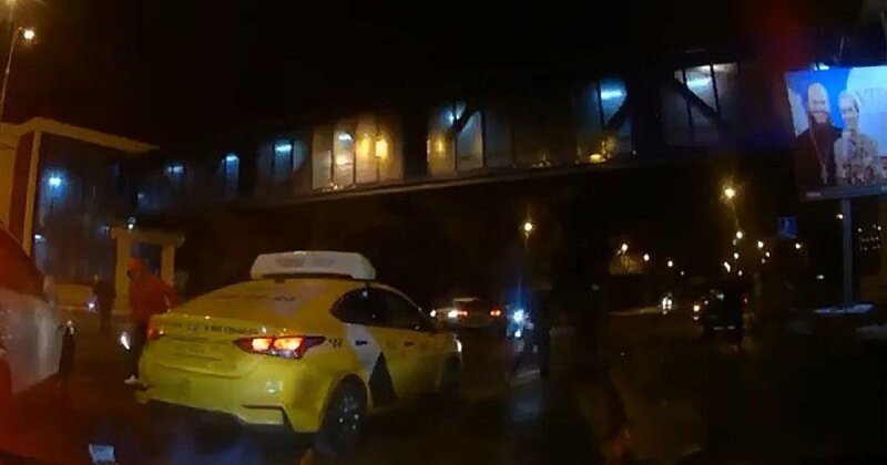 В Москве инспектора ДПС дважды сбили на дороге